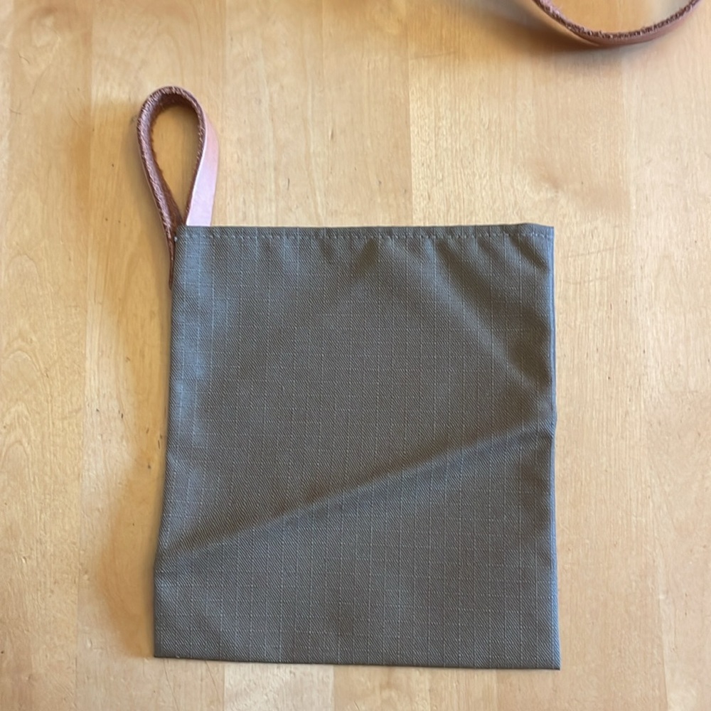 8.6.4. Adjustable olive tote bag - Picture 4 of 6